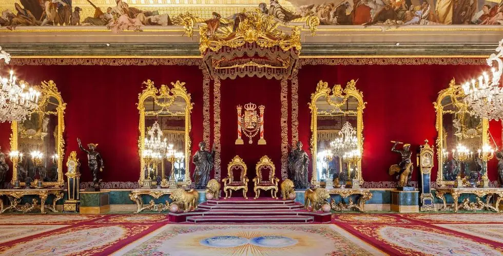 Salon du Trône du Palais Royal de Madrid, avec son décor royal, ses lustres et ses trônes.