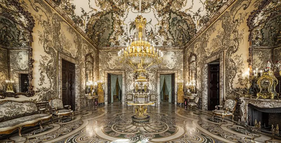 Salon de Gasparini du Palais Royal de Madrid, célèbre pour son décor rococo richement orné.