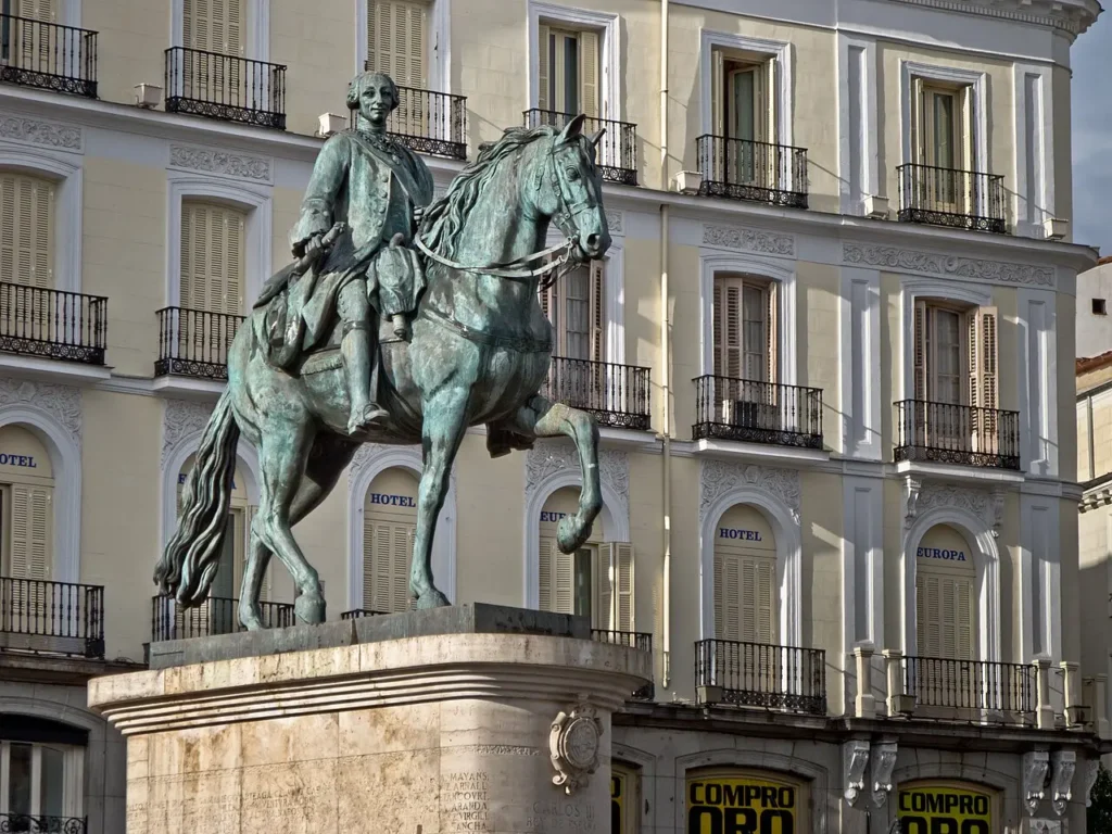 Statue équestre de Charles III sur la Puerta del Sol à Madrid.