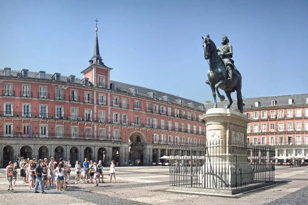 Statue équestre de Philippe III au centre de la Plaza Mayor à Madrid.