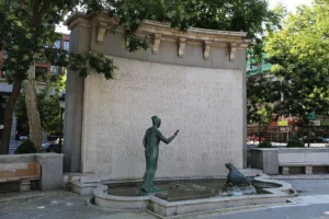 Monument à Eugenio d’Ors Rovira sur le Paseo del Prado à Madrid