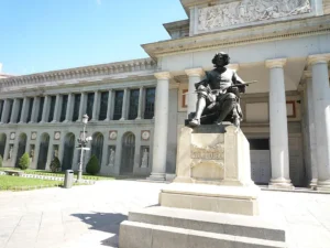 Statue de Diego Velázquez devant le musée du Prado à Madrid